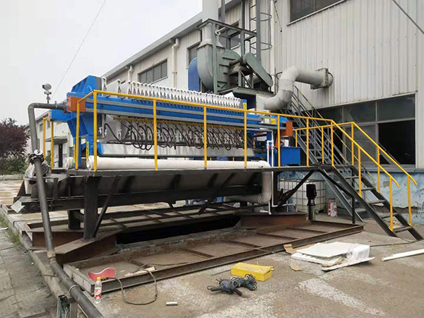 壓濾機(jī)安裝現(xiàn)場(chǎng)